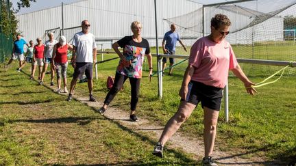 L'association Fit forme plein air propose des séances&nbsp;de gym-training, accessibles à tous, en plein air, dans les parcs ou espaces sportifs, encadrées par des coachs professionnels, à Ploemeur (Morbihan), le 26 août 2021. (MAUD DUPUY / HANS LUCAS / AFP)