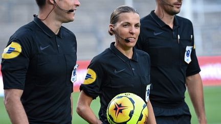 Stéphanie Frappart, le 9&nbsp;août 2020, lors du match amical Nîmes Olympique - Olympique de Marseille, à Nîmes. (PASCAL GUYOT / AFP)