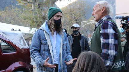 Julien Doré échange avec un habitant de Saint-Martin-Vésubie (Alpes-Maritimes), le 21 novembre 2020.&nbsp; (MAXPPP / JEAN-FRANCOIS OTTONELLO)