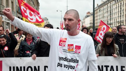 En France, les syndicats ont d&eacute;fil&eacute; dans plusieurs villes de France pour la f&ecirc;te du Travail, comme ici &agrave; Rennes (Ille-et-Vilaine). (DAMIEN MEYER / AFP)