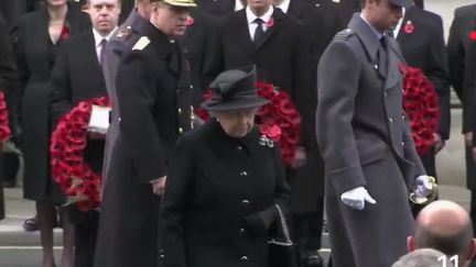 Des millions de Britanniques portent en ce moment un coquelicot à leur poitrine en symbole de ceux qui sont morts pendant la Première Guerre mondiale. (FRANCE 2)