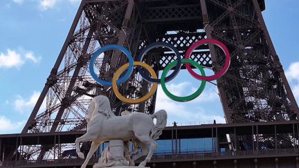 Les anneaux olympiques sur la Tour Eiffel (France 2)