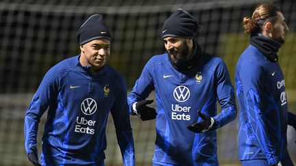 Kylian Mbappé (gauche) et Karim Benzema (droite) à l'entraînement avec l'équipe de France, à Clairefontaine, le 15 novembre 2022. (BERTRAND GUAY / AFP)