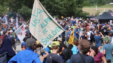 L'association les Soulèvements de la terre organise un rassemblement pour dénoncer le chantier ferroviaire de la ligne Lyon-Turin, à Saint-Rémy-de-Maurienne (Savoie), le 17 juin 2023. (THIERRY GUILLOT / MAXPPP)