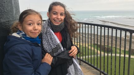 Charlotte et Célia, en haut du phare de Chassiron, à Saint-Denis-d'Oléron. (INGRID POHU / RADIO FRANCE)