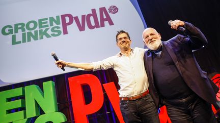 Bas Eickhout (G), membre du parti politique néerlandais GroenLinks, et Frans Timmermans, membre du parti travailliste (PvdA), réagissent aux résultats provisoires des élections au Parlement européen à Utrecht le 6 juin 2024 qui les donnent devant l'extrême-droite.. (ROBIN UTRECHT / ROBIN UTRECHT/ANP)