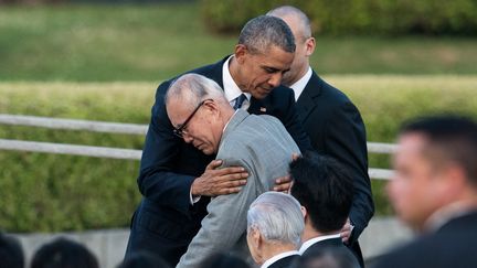 Barack Obama prend un survivant d'Hiroshima dans les bras, vendredi 27 mai 2016, plus de 70 ans après le bombardement américain qui a causé la mort de dizaines de milliers de personnes. (JOHANNES EISELE / AFP)