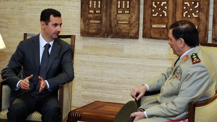 Sur cette photo diffus&eacute;e par l'agence de presse officielle syrienne Sana le 19 juillet 2012, Bachar Al-Assad appara&icirc;t en compagnie de son nouveau ministre de la D&eacute;fense &agrave; Damas. ( SANA / AFP)