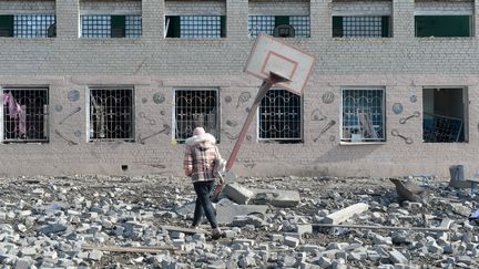 Une école détruite par des frappes russes près de Kharkiv (Ukraine), le 18 mars 2022.&nbsp; (STRINGER / ANADOLU AGENCY / AFP)