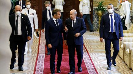 Emmanuel Macron et son homologue algérien&nbsp;Abdelmadjid Tebboune, le 25 août 2022 au palais présidentiel d'Alger. (LUDOVIC MARIN / AFP)