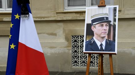 Portrait du lieutenant-colonel Arnaud Beltrame, lors d'une cérémonie, au ministère de l'Intérieur, à Paris, le 28 mars 2018. (BERTRAND GUAY / AFP)