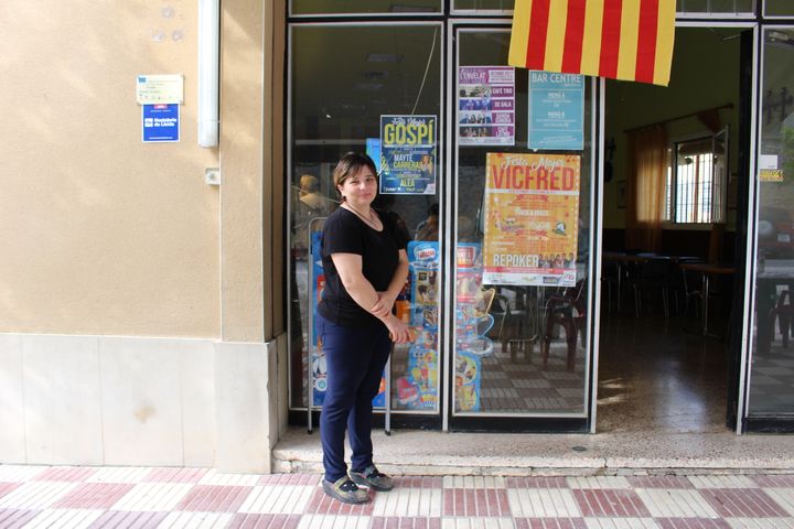 Ana devant un bar&nbsp;à Sant Ramon, en Catalogne, le 25 septembre 2017. (ROBIN PRUDENT / FRANCEINFO)