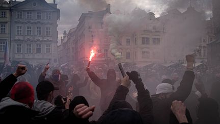 Une manifestation contre les mesures anti-coronavirus à Prague (République tchèque), le 18 octobre 2020. (LUKAS KABON / ANADOLU AGENCY / AFP)