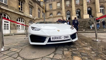 Parmi les biens saisis par la justice, des Lamborghini étaient mises aux enchères dans l'ancien palais de justice de Paris, le 25 avril 2023. (LAURIANE DELANOE / RADIO FRANCE)