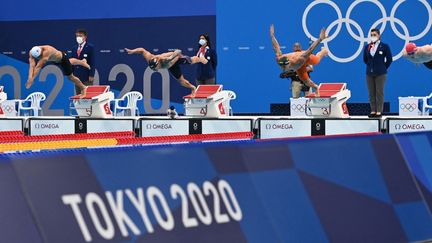 Florent Manaudou, Caeleb Dressel et Bruno Fratus au départ du 50 m nage libre masculin aux Jeux de Tokyo, le 1er août 2021. (ATTILA KISBENEDEK / AFP)