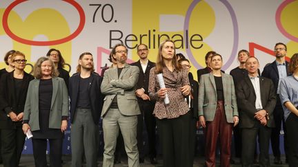 L'équipe du festival de Berlin, dirigée par un nouveau duo : la directrice générale&nbsp;Mariette Rissenbeek (au premier plan) et le directeur artistique Carlo Chatrian (4e à partir de la gauche), le 29 janvier 2020 à Berlin (ODD ANDERSEN / AFP)