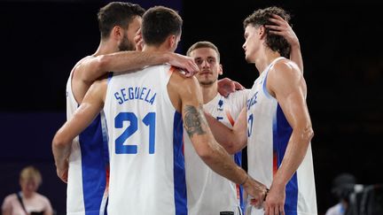 De gauche à droite, Lucas Dussoulier, Franck Seguela, Timothé Vergiat et Jules Rambaut après leur défaite face aux Pays-Bas en finale olympique de basket 3x3 à Paris, le lundi 5 août 2024. (DAVID GRAY / AFP)