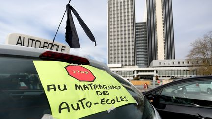 Des moniteurs d'auto-écoles manifestent à Bordeaux, le 27 mars 2017, contre le manque de places pour l'examen du permis de conduire. (MAXPPP)