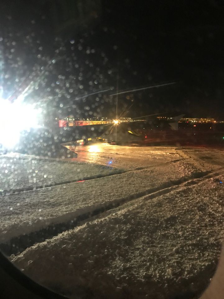 Une photo prise par un passager d'un avion de la compagnie JetBlue qui a dérapé sur le tarmac de l'aéroport de Boston, aux Etats-Unis, lundi 25 décembre 2017.&nbsp; (SOCIAL MEDIA / REUTERS)