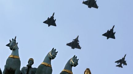 R&eacute;p&eacute;tition du d&eacute;fil&eacute; militaire du 14-Juillet au-dessus de l'Arc-de-Triomphe &agrave; Paris, le 9 juillet 2013. ( PHILIPPE WOJAZER / REUTERS)