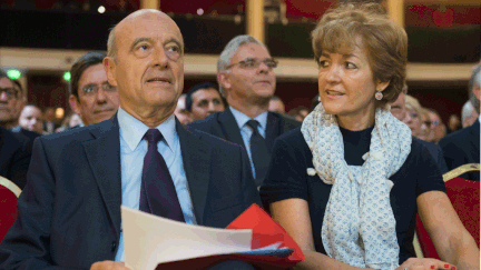  (Alain Juppé aux côtés de son épouse, Isabelle, durant le congrès des maires de France © Witt/SIPA)