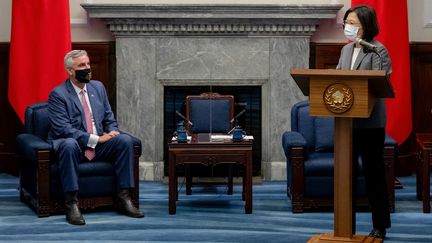 Le&nbsp;gouverneur républicain&nbsp;de l'Indiana, Eric Holcomb, (gauche) rencontre la présidente de Taïwan Tsai Ing-wen (droite), à Taipei (Taïwan), le 22 août 2022.&nbsp; (TAIWAN'S PRESIDENTIAL OFFICE / AFP)