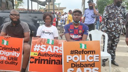 Les manifestants d'EndSARS occupent l'Assemblée de l'Etat de Lagos à Alausa (Ikeja) à Lagos, la capitale économique du Nigeria, le vendredi 9 octobre 2020. Les manifestants appellent à la&nbsp;dissolution&nbsp;de l'unité de police, Special Anti-Robbery Squad (SARS) accusée de&nbsp;harcèlement et de brutalité&nbsp;envers des personnes innocentes.&nbsp; (ADEKUNLE AJAYI / NURPHOTO)