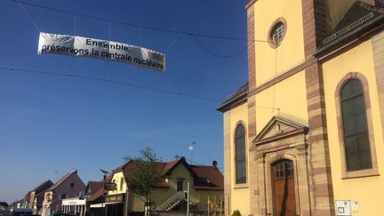 Le 6 avril 2017 dans la rue principale de Fessenheim (Haut-Rhin), les habitants sont plus mobilisés que jamais contre le projet de fermeture de la centrale nucléaire. (LICIA MEYSENQ / FRANCEINFO)