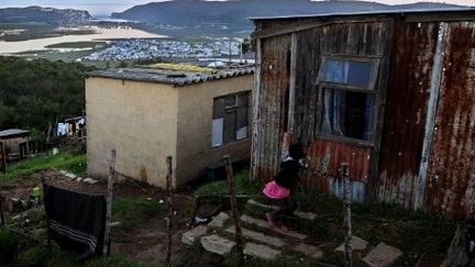 Un bidonville près de Knysna, le jour du match d'ouverture de la coupe du Monde de football, Afrique du Sud-Mexique, à Soweto, le 11 juin 2010. (AFP PHOTO / PATRICK HERTZOG)