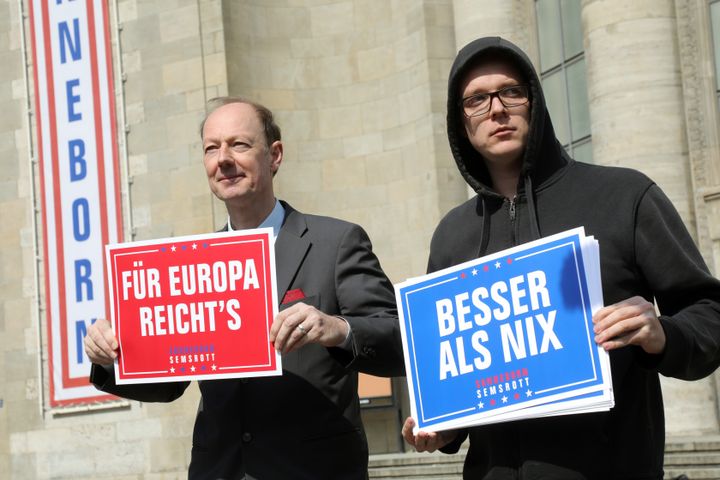 Martin Sonneborn (gauche) et Nico Semsrott (droite) lors du lancement de leur campagne électorale&nbsp;pou les européennes&nbsp;à Berlin, le 23 avril 2019.&nbsp; (WOLFGANG KUMM / DPA)