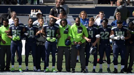 Les joueurs et le staff des Seattle Seahawks forment une chaîne humaine, pendant l'hymne national, avant un match contre les Miami Dolphins, le 11 septembre 2016. (USA TODAY SPORTS / REUTERS)