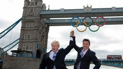 Sebastian Coe et Boris Johnson, le maire de Londres, devant Tower Bridge