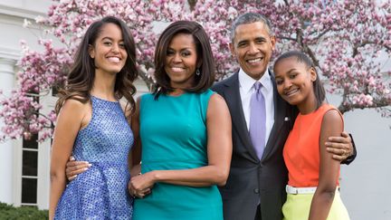 La famille Obama pose pour un portrait groupé, le 5 avril 2015 à la Maison Blanche, à Washington D.C. (Etats-Unis). (PETE SOUZA / THE WHITE HOUSE)