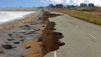 Route côtière au Togo grignotée par l'érosion. (mondequitable.onlc.eu)