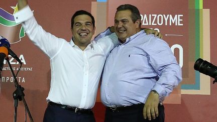 Alexis Tsipras et Panos Kammenos, le dimanche 20 septembre au soir après la victoire de Syriza, symbolisent le renouvellement de leur alliance. (Ayhan Mehmet / ANADOLU AGENCY)