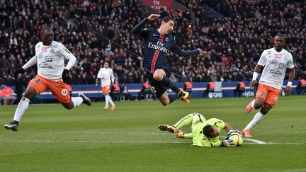 angel Di Maria (PSG) bute sur Laurent Pionnier, le gardien de Montpellier. (CHRISTOPHE PETIT TESSON / EPA)