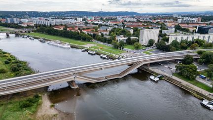 Une partie du pont Carola de Dresde (Allemagne) s'est effondré dans la nuit du 11 septembre 2024. (ROBERT MICHAEL / DPA)