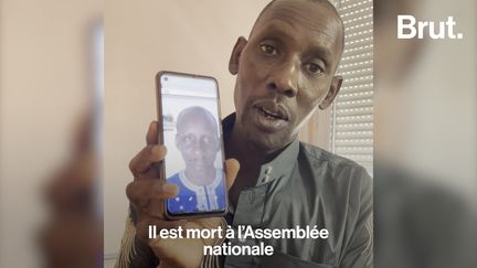 Le 9 juillet 2022, Moussa Sylla, agent de nettoyage pour l’Assemblée nationale, est victime d’un accident. Retrouvé inanimé au sous-sol du Palais Bourbon, il meurt trois jours plus tard à l’hôpital. Son demi-frère témoigne. (BRUT / FRANCEINFO)