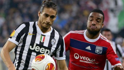 Lacazette (OL) n'a pas réussi à se défaire du marquage de Caceres (Juventus Turin) (OLIVIER MORIN / AFP)