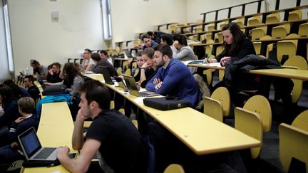 Des étudiants assistent à un cours dans&nbsp;un amphithéâtre de l'Université Paris-Sud, à Orsay (France), le 24 mars 2017.&nbsp; (BENOIT TESSIER / REUTERS)