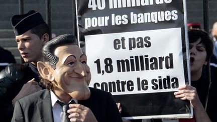 Manifestation en faveur de la lutte contre le sida devant l'Assemblée nationale, à Paris, le 20 septembre 2010. (AFP/JACQUES DEMARTHON)