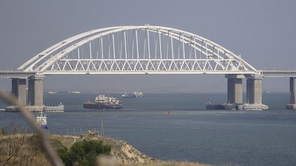 Des cargos et des ferries traversent le détroit de Kertch, alors que la guerre entre la Russie et l'Ukraine se poursuit en Crimée, le 25 juillet 2023. (STRINGER / ANADOLU AGENCY)