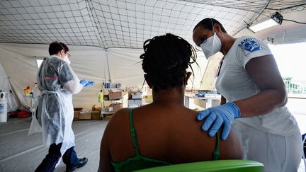 Le personnel médical du Samu surveille une patiente atteinte du Covid-19 au CHU Pierre Zobda-Quitman, à Fort-de-France, en Martinique, le 31 août 2021. (ALAIN JOCARD / AFP)