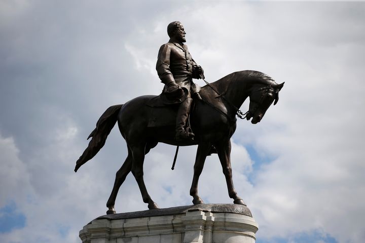 La statue du général Robert E. Lee (1807-1870), commandant des troupes confédérées (camp sudiste esclavagiste) pendant la guerre de Sécession (1861-1865) aux Etats-Unis. Certains demandent que cette statue, installée à Richmond (Virginie), soit retirée.&nbsp; (REUTERS - JOSHUA ROBERTS / X01909)