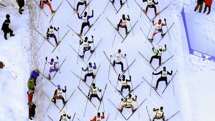 Des skieurs attaquent une c&ocirc;te lors du c&eacute;l&egrave;bre marathon de l'Engadine &agrave; Saint-Moritz (Suisse), le 11 mars 2012. (ARND WIEGMANN / REUTERS)