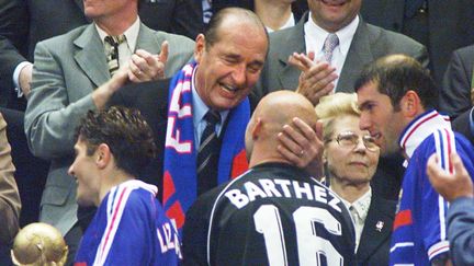 Les&nbsp;footballeurs&nbsp;Bixente Lizarazu, Fabien Barthez et Zinedine Zidane, félicités par le président Jacques Chirac après leur victoire en finale de la Coupe du Monde (3-0) contre le Brésil, le 12 juillet 1998. (PEDRO UGARTE / AFP)