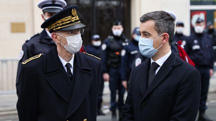 Le préfet de police de Paris Didier Lallement accompagné du ministre de l'Intérieur Gérald Darmanin, le 7 janvier 2021 à Paris. (THOMAS COEX / AFP)