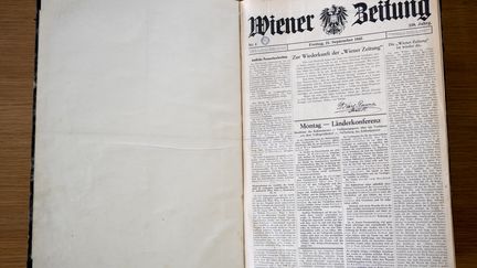 Un exemplaire du journal viennois "Wiener Zeitung", datant du 21 septembre 1945, exposé le 26 avril 2023 à la bibliothèque nationale de Vienne. (JOE KLAMAR / AFP)