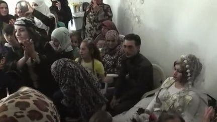 La vie revient progressivement à Raqqa, en Syrie. Alors que cet ancien fief de l'État islamique vient d'être libéré des djihadistes, un mariage haut en couleur a pu avoir lieu. (FRANCE 2)