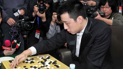 Le joueur de go chinois Gu Li participe au championnat du monde à Shanghaï le 11 mars 2010. (YUN LONG / IMAGINECHINA)